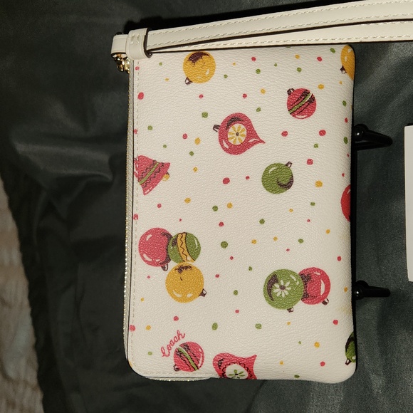 Coach RARE corner zip wristlet in ivory chalk with ornament print NWT 4x6. EN - Picture 3 of 12